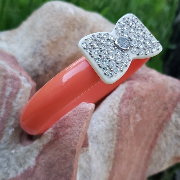 Authentic Marc Jacob Acrylic Peach Sorbet Rhinestone Bow Acrylic Bangle Bracelet - Picture 4 of 15